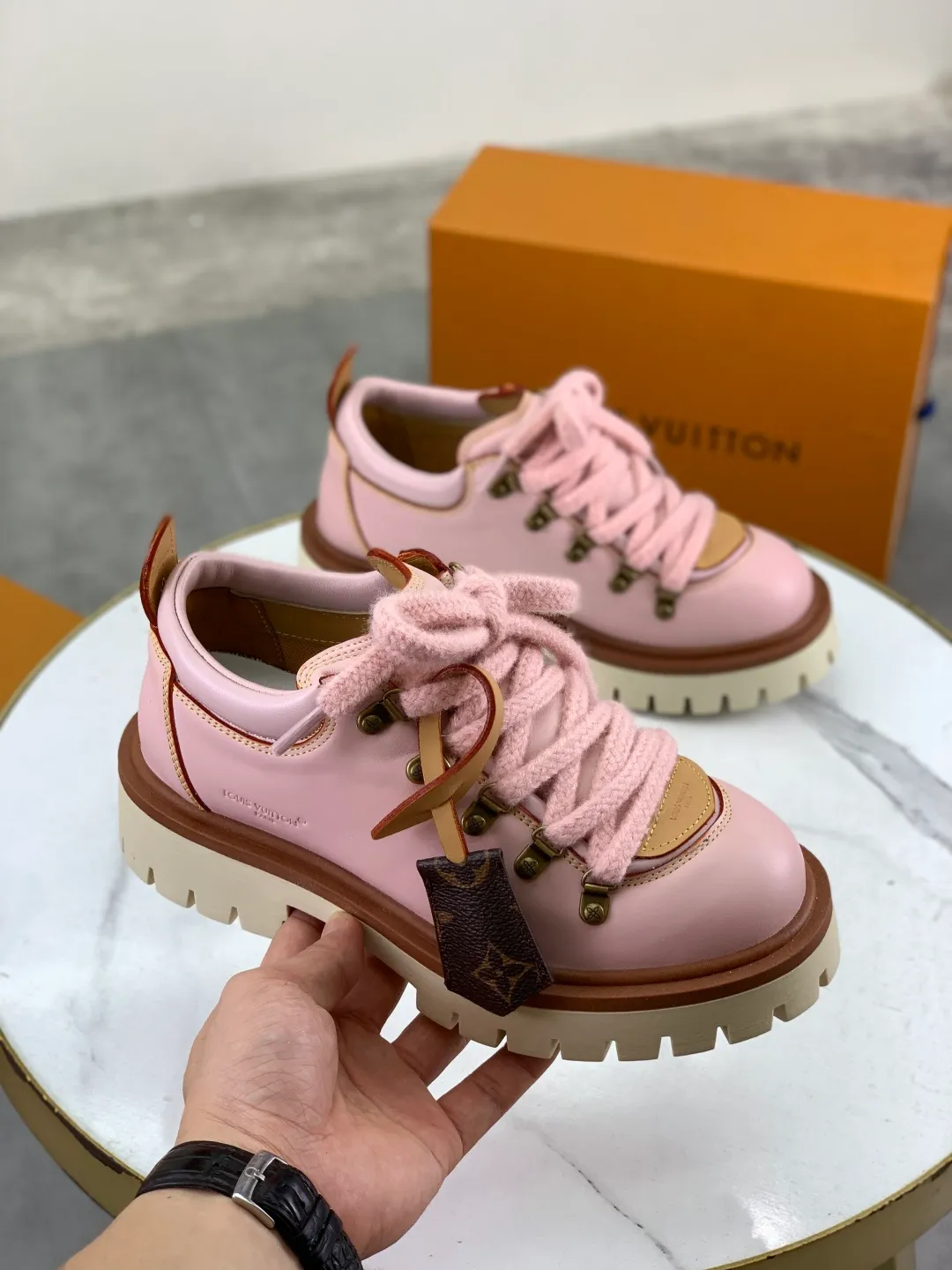 Men's shoes 💰P680 new LV | Louis Vuitton 🧡💚2025 autumn and winter new models, top version ⚠️ The counter features the latest LV REMIX lace-up mountaineering derby shoes, new hard goods 🆕 ❥BS purchasing level! Full of high-end feel! A popular model among bloggers at home and abroad, it’s retro and fashionable, and looks stunning on your feet! Mainly recommended models on the official website★ ━━━━━ ЅᏇєєt ━━━━━ ▪️Upper: top-grade first-layer cowhide ▪️Lining: imported sheepskin ▪️Outsole: original open-molded TPU non-slip outsole ▪️Sole height: 3.5cm ▪️Shoe size: Women 35-41 (41 customization is not returnable) Male 39-45 (46 customized, non-refundable)